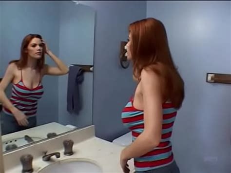 Ella juega con sus enormes tetas y abre su coño y luego recibe DP XVIDEOS