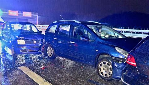 Auffahrunfall auf B27 Vier Verletzte und beschädigte Autos STIMME de