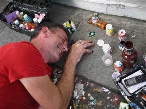 Londres L Artiste Ben Wilson S Amuse Peindre Sur Les Chewing Gums