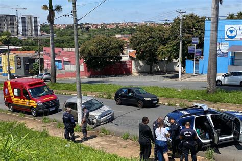 Mulher perde controle da direção e bate carro em poste na Lauro Corrêa