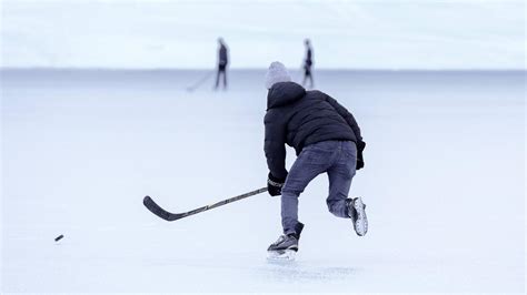 Klimaschutzinitiative Save Pond Hockey Wie Finnische Eishockey Spieler Ihr Eis Retten Wollen