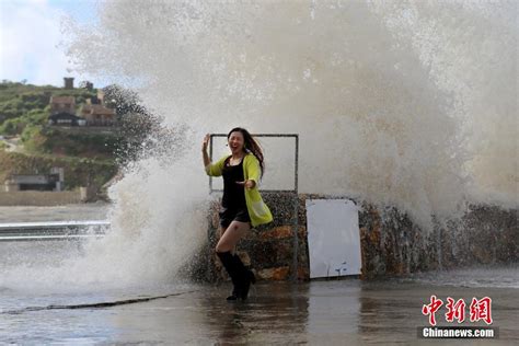 台风“马勒卡”逼近 温岭观潮者遭巨浪淹没湿身组图 国际在线