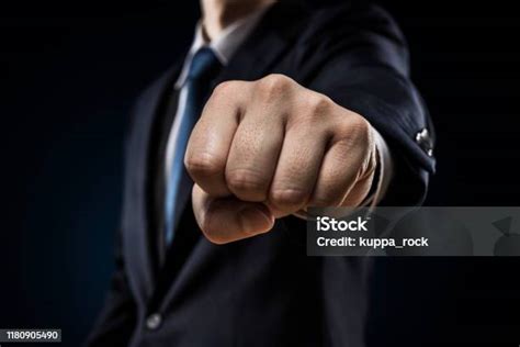 拳を突き出すビジネスマン スーツのストックフォトや画像を多数ご用意 スーツ ボクシング 拳 Istock