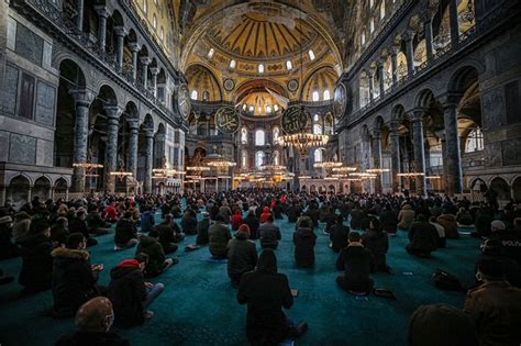 Ayasofya i Kebir Camii Şerifi nde cuma namazı