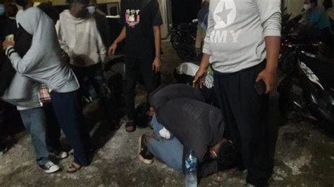 Puluhan Pelajar Di Kota Jambi Yang Ditangkap Saat Akan Tawuran Cium