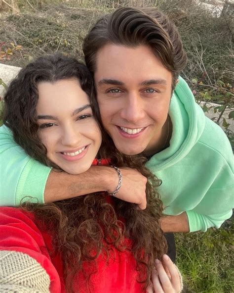 Hermanos Las Tres Parejas De La Serie Que Luchan Por Convertirse En