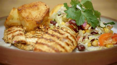 Gegrilde Kip Met Mexicaanse Salade En Gebakken Aardappelen Dagelijkse