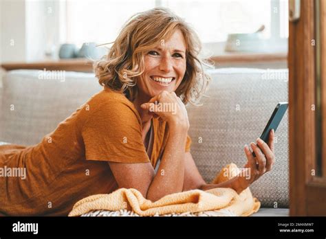 Femme mature allongée sur un canapé Banque de photographies et dimages à haute résolution Alamy