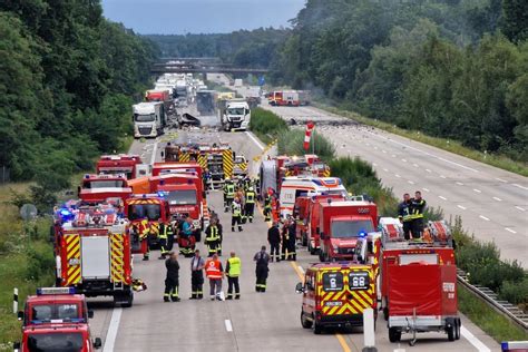 Nevetőgázzal töltött palackok repkedtek egy német autópályán