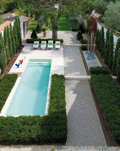 Moderne Gartengestaltung Schmales Grundstueck Pool Thuja Baume Rahmen