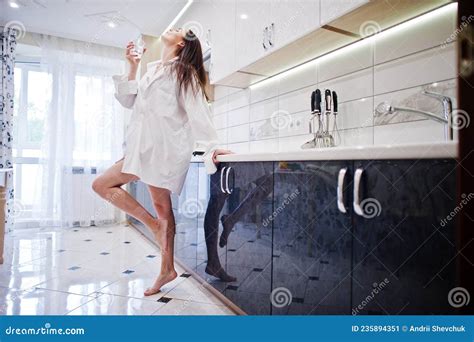 Elegante Joven Mujer En Bikini Y Camisa Masculina Imagen De Archivo Imagen De Alegre Sano