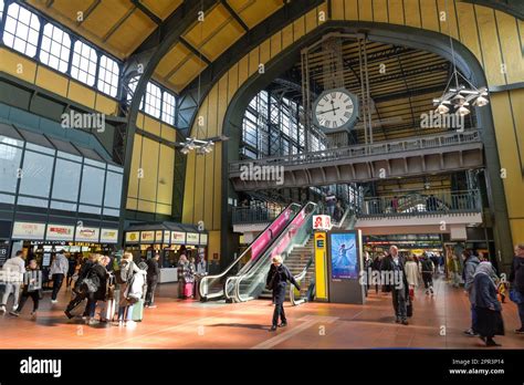 Wandelhalle Hauptbahnhof Hamburg Deutschland Stock Photo Alamy