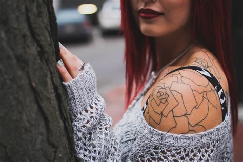 Tatuajes De Flores En Blanco Y Negro Elegancia Y Significado