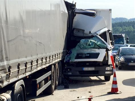 Mehrere Unf Lle Legen A Lahm Autobahn Voll Gesperrt Gaffer