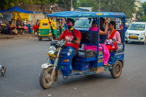 Delhi La India De Septiembre De La Calle Muy Transitada Con