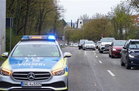 Auto Kracht Gegen Baum Zwei Personen Schwer Verletzt