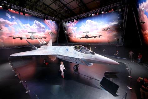 Су-75 Checkmate поднялся в воздух, но это оказалась его точная копия на ...