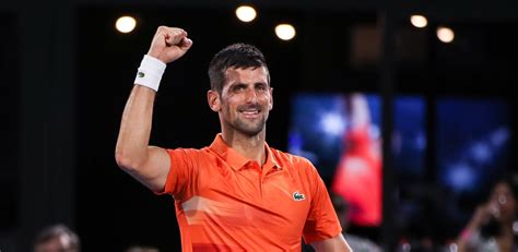 Djokovic conquista título de campeão em Adelaide após salvar um match point