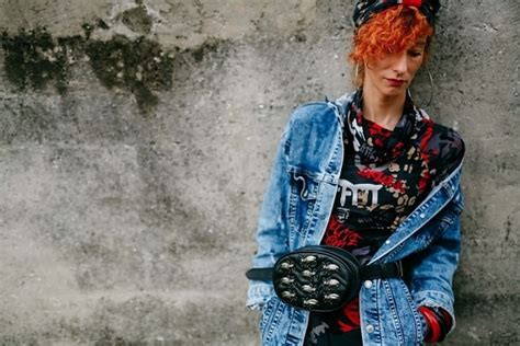 Image libre vintage Outfit fantaisie Brunette jeune femme écharpe robe veste Jeans coloré