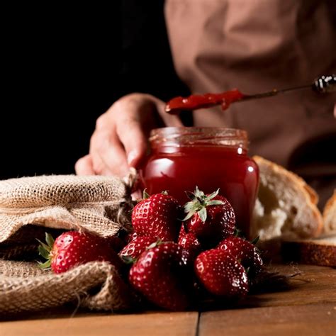 Vista Frontale Del Cuoco Unico Con Barattolo Di Marmellata Di Fragole