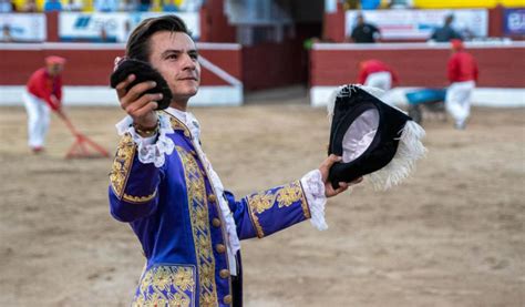 Fauro Aloi no se achica pese a ser el rejoneador de menor experiencia ...