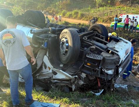 Portal Capara Carreta Sai Da Pista E Tomba Na Br Motorista