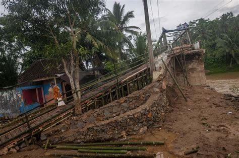 Foto Jembatan Rusak Akibat Diterjang Banjir Bandang Di Lebak