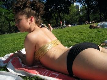 Sarah Hyland Bikini Butt In Park X2 Mq Adds Phun Org Forum
