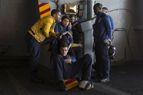 A Desert War on ISIS, Fought From a Floating City - The New York Times