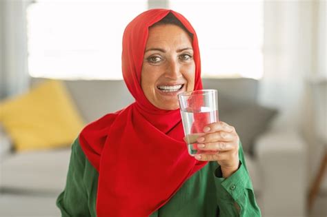 Mujer Musulmana Anciana Feliz Bebiendo Agua Sosteniendo Un Vaso Y