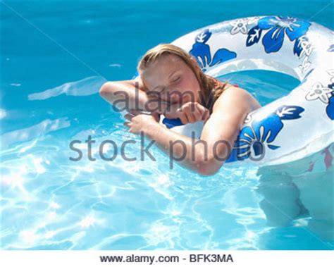 Schwimmen Pool Teenager Mädchen drei Bikini Stand Becken Rand umarmen Lachen Urlaub