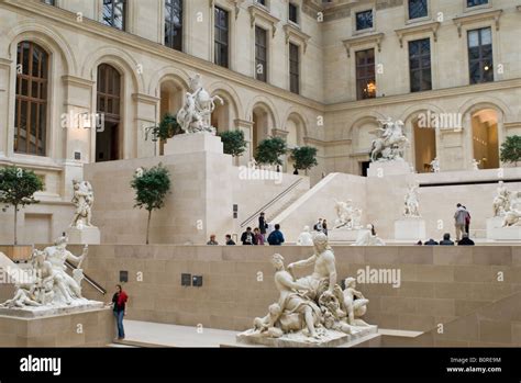 Des sculptures de marbre dans la cour Marly cour couverte de verre à l