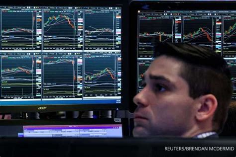 Wall Street S P Nyaris Stagnan Dow Jones Melemah Terseret Penurunan