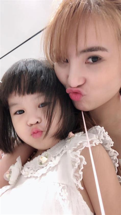 Em gái Công Vinh diện bikini khoe thân hình gái một con bốc lửa bên hồ bơi
