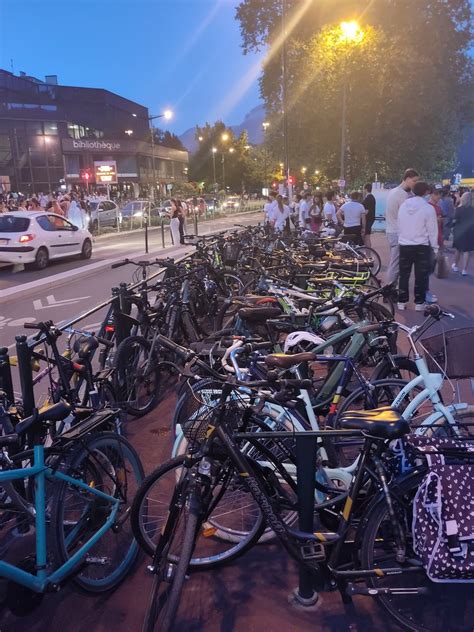 MamanVeloTafeuseAnnecy on Twitter Piétons et cyclistes des gens