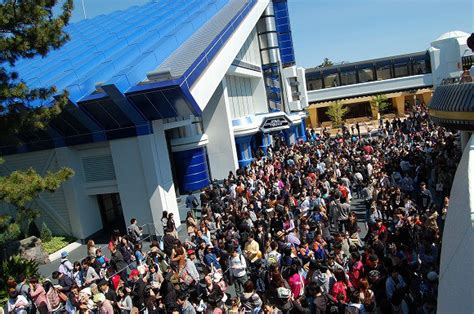 Star Tours re-opens at Tokyo Disneyland, Star Wars fans celebrate ...