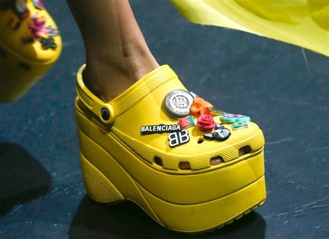 Crocs De Salto Alto Balenciaga E Crocs Mostram Parceria Em Coleção De