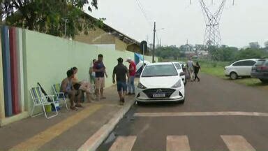 Meio Dia Paran Foz Do Igua U Pais Fazem Fila Em Frente Escola