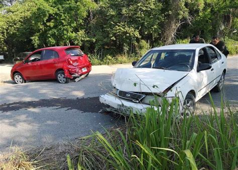 Cuantiosos daños deja un choque entre dos vehículos sobre la carretera