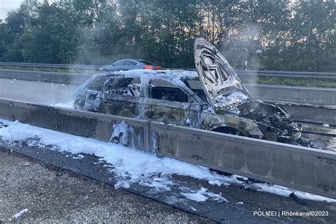 Fahrzeug fängt Feuer Vollsperrung auf der A7 bei Hünfeld Rhönkanal