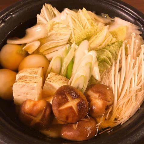 南條早紀さんのインスタグラム写真 南條早紀instagram「nabe🍲 寒くなると食べたくなるよね、鍋。 材料バーっと切って