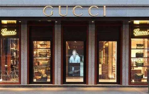 ucci ucci cè la guardia di finanza da gucci perquisizione nella sede