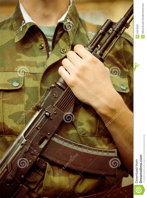 Soldat Avec Le Fusil D Assaut D AK 47 Image Stock Image Du Agression