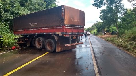 Rodovia Fica Interditada Após Motorista Perder O Controle De Caminhão E