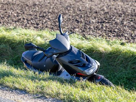 16 jährige Roller Fahrerin bei Unfall schwer verletzt Windböe könnte