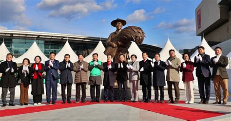 결국 동대구역에 박정희 동상 제막시민단체 홍준표 내란원조 숭배 비판