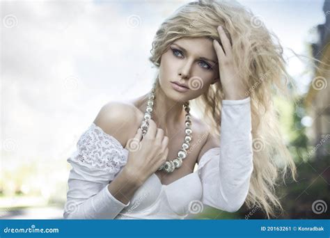 Blonde Joven Perfecto Imagen De Archivo Imagen De Azul