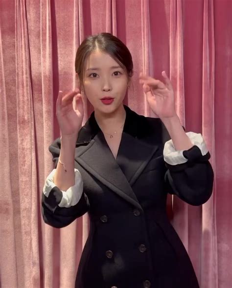 J Estina💍 홀리데이 팝업스토어 ‘j’z Bar’🥂 아이유의 방문인사🎥 ️ Dailyfashion News By 아이유 연구소