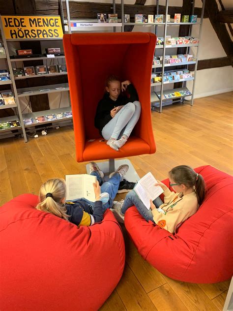 0502 und 0504 besuchen die Kinder- und Jugendbibliothek - Heinrich