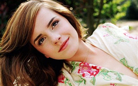 Aktris Emma Watson Wallpaper Hd Wallpaperbetter